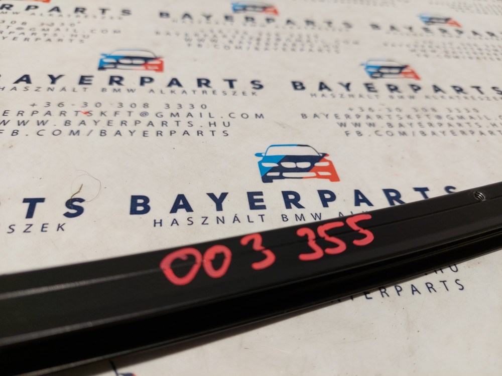 BMW E90 sedan jobb hátsó fekete ajtó külsõ oszlop takaró léc díszléc dekorléc oszloptakaró borítás 3. kép