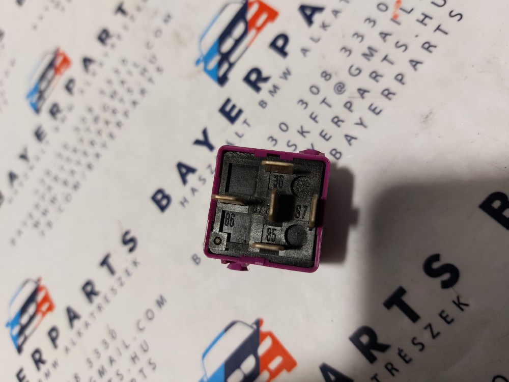 BMW E26 E3 E21 E30 E36 E12 E28 E34 E39 E24 E23 E32 E38 E31 E52 E85 E86 Z3 lila relé 3. kép