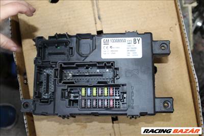 Opel Corsa D 1.3 biztositéktábla utastér 13308950 BY 13308950by