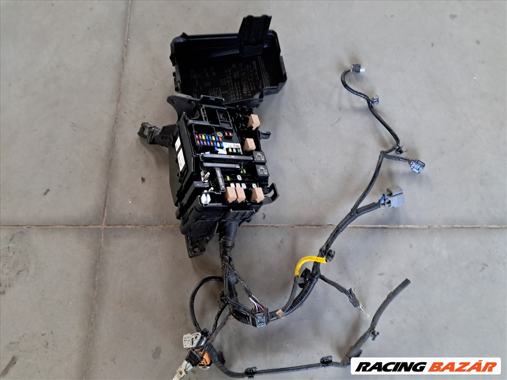 Kia Cee'd (CD) Motortér biztosítéktábla, biztosíték doboz 1. kép