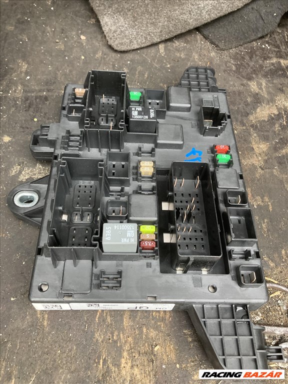 Opel Astra J Astra J karosszeria modul biztosíték tábla  13302300 1. kép