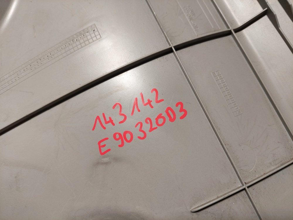 BMW E90 LCI sedan bal hátsó szürke C oszloptakaró oszlop takaró 5. kép