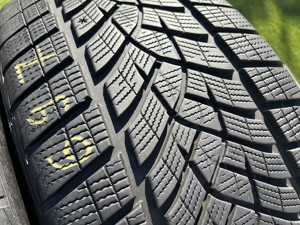 255/40 R21 Goodyear UltraGrip Performance+ téli gumi 6,5mm 3. kép