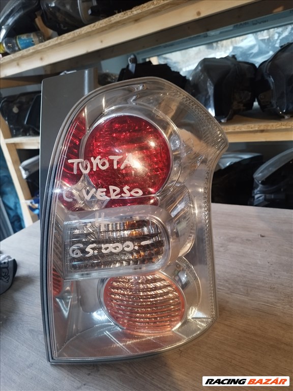 Toyota Corolla Verso (AR10) Hátsó lámpa  1. kép