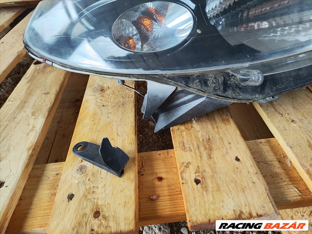 Dacia Sandero I jobb első fényszóró lámpa fülsérült 260104793r 2. kép