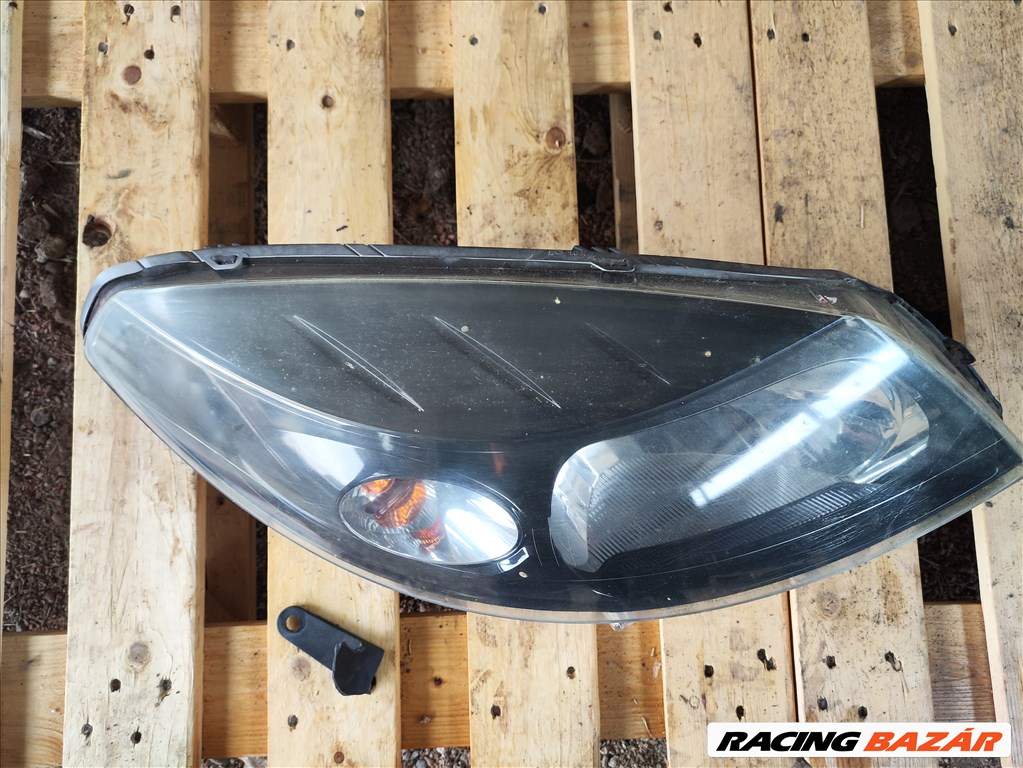 Dacia Sandero I jobb első fényszóró lámpa fülsérült 260104793r 3. kép