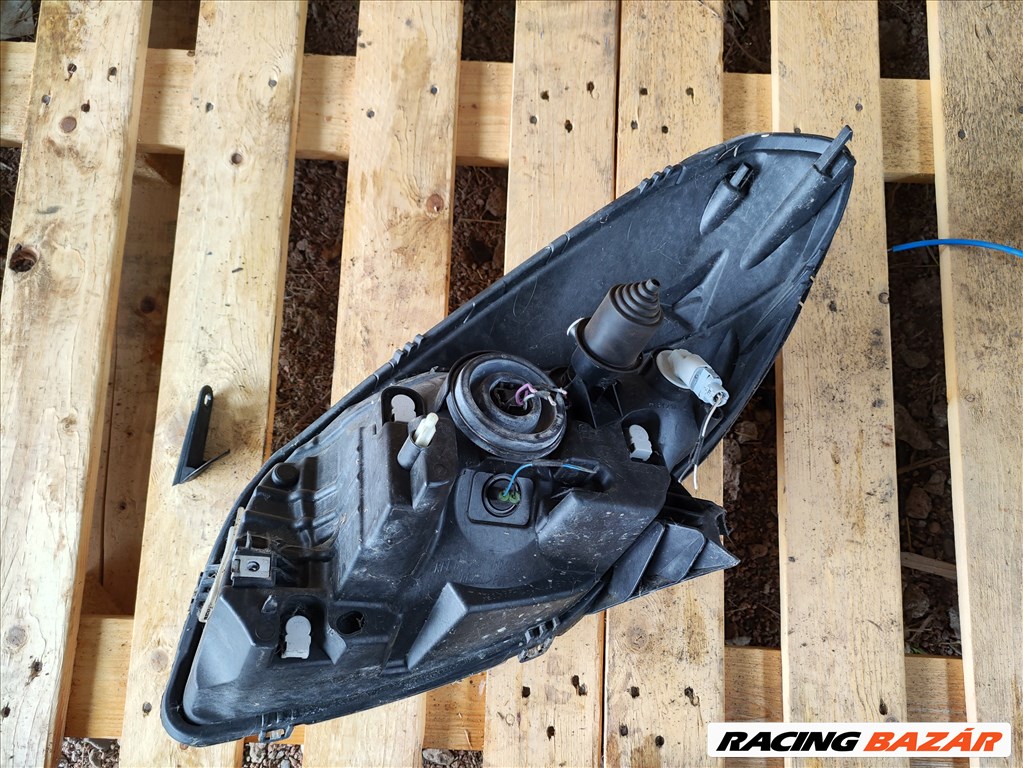 Dacia Sandero I jobb első fényszóró lámpa fülsérült 260104793r 4. kép