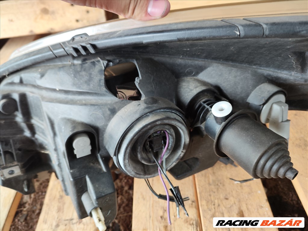 Dacia Sandero I jobb első fényszóró lámpa fülsérült 260104793r 7. kép