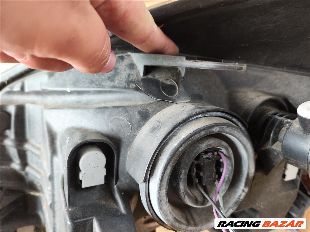 Dacia Sandero I jobb első fényszóró lámpa fülsérült 260104793r 8. kép