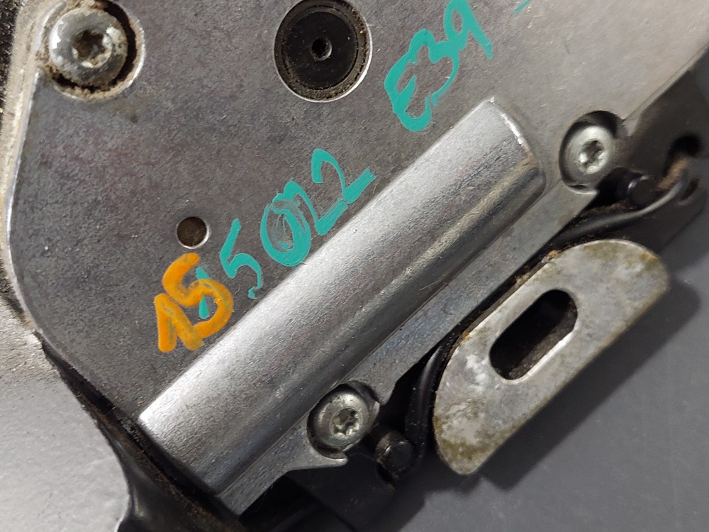 BMW E39 touring csomagtér csomagtartó ajtó zár ütközõ motor 5. kép