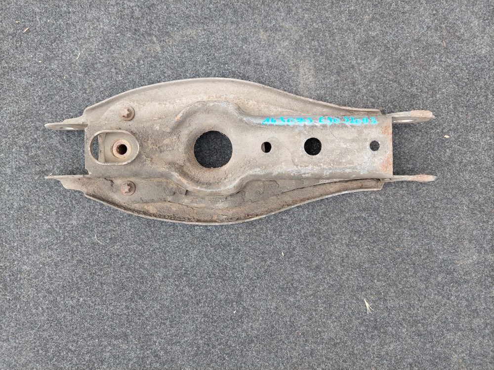 BMW E81 E82 E87 E88 E90 E91 E92 E93 E84 X1 bal jobb hátsó alsó nagy lengõkar 2. kép