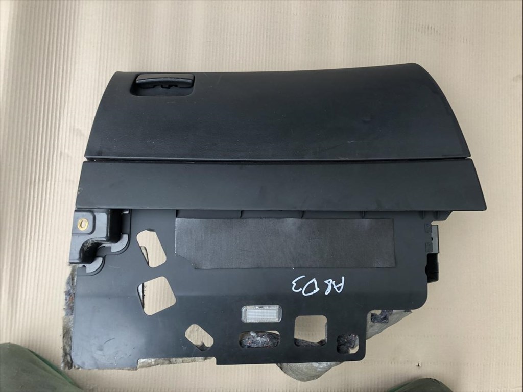 Audi A8 D3  (2002-2009)  Kesztyűtartó 1. kép