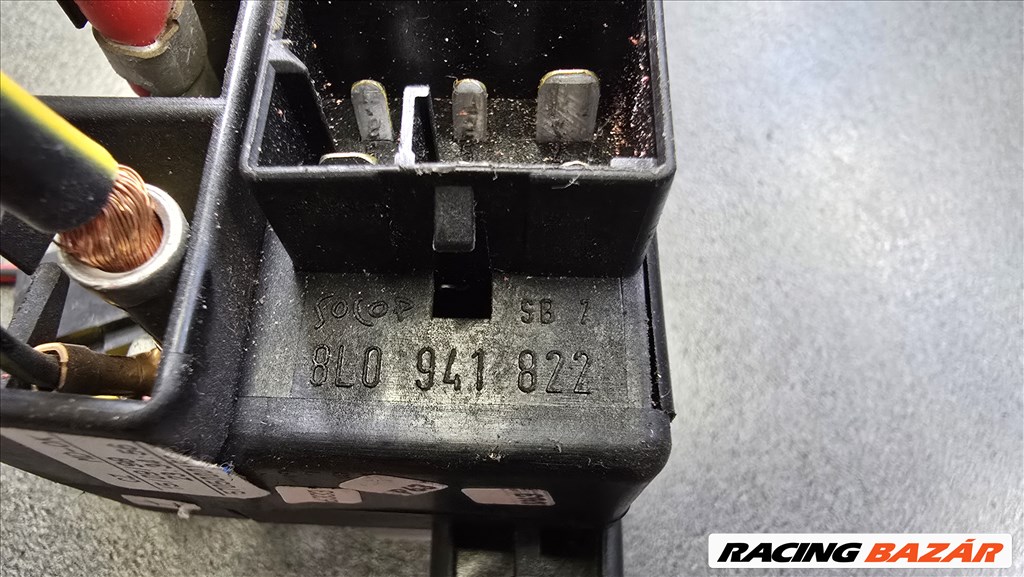 Volkswagen Golf IV motortér biztosítéktábla 8l0941822 2. kép