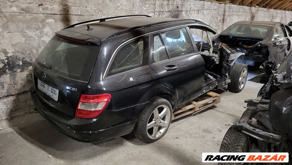 Mercedes C-osztály (W204) bontott alkatrészei vagy egyben bontásra eladó 2. kép