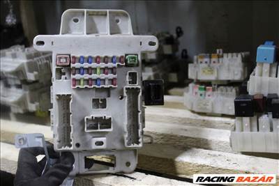 Toyota RAV4 (XA20) Biztosítéktábla motortér