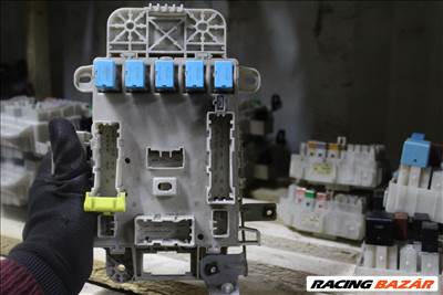 Toyota RAV4 (XA20) Biztosítéktábla motortér