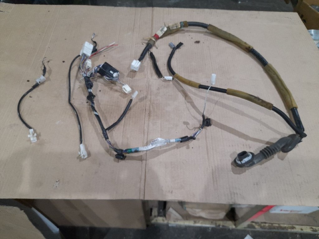 TOYOTA AVENSIS VERSO _CLM2_, _ACM2_ Csomagtérajtó Kábelköteg (41920) 82185-44140, 82184-44120 1. kép