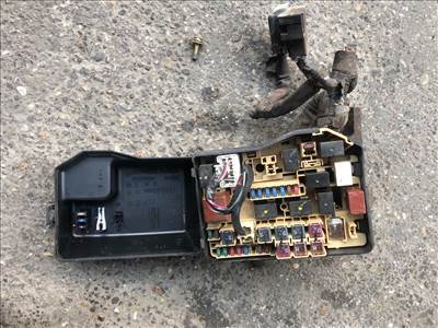 TOYOTA AVENSIS VERSO _CLM2_, _ACM2_ Biztosítéktábla Motortér (05348)