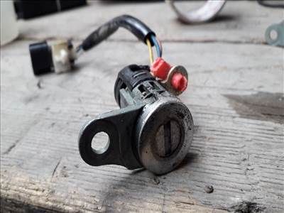 MITSUBISHI LANCER Kombi CS_W Bal első Zárbetét (09988)