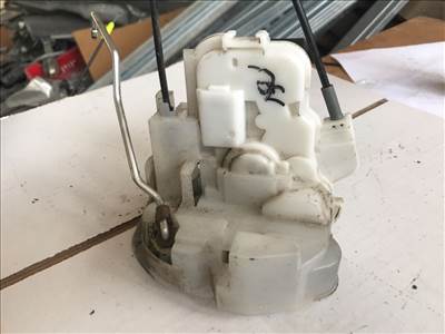 SUBARU IMPREZA Ferdehátú GR, GH, G3 Jobb első Ajtózár (31350)