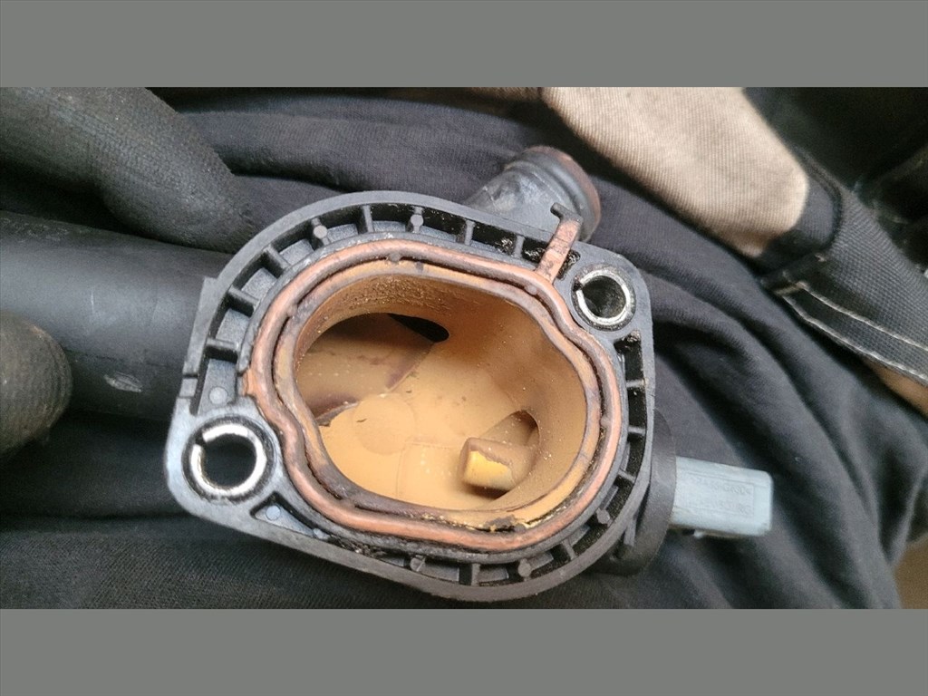 SEAT IBIZA IV 6J5 Hűtővíz Elosztó Cső (49730) 03L121131F 4. kép