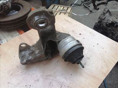 VW PASSAT Variant 3B5 Motor Tartó Bak Jobb (07597) 4B0199352B