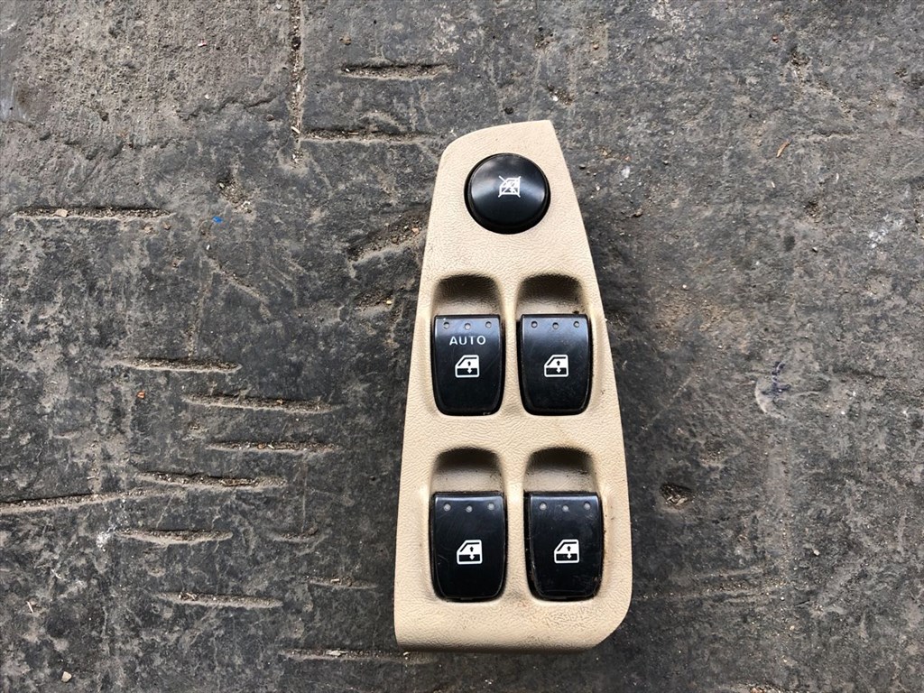 BRILLIANCE BS4  Bal első Ablakemelő Kapcsoló (07021) 3004696 1. kép