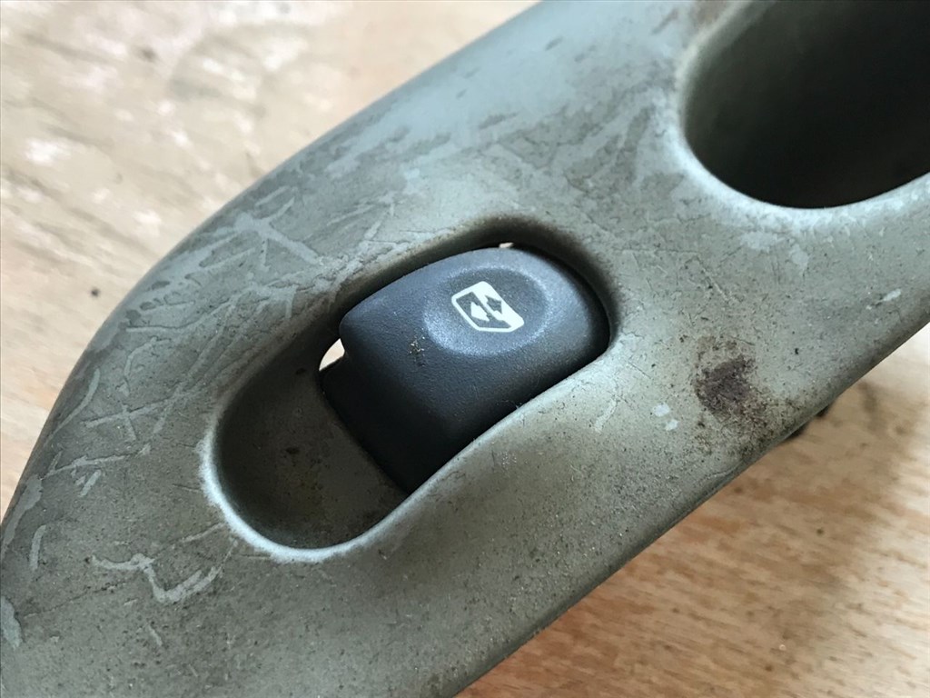 RENAULT ESPACE III JE0_ Bal hátsó Ablakemelő Kapcsoló (28997) 7701707968 5. kép