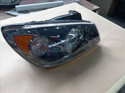 KIA CERATO LD Bal Fényszóró (15302)