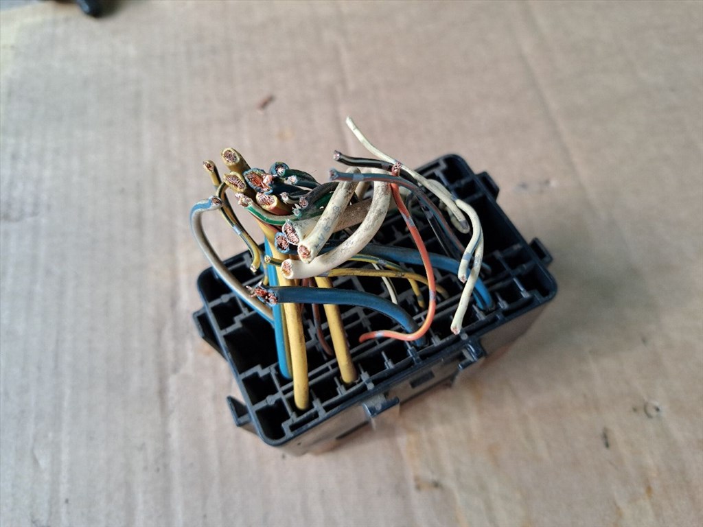 SUZUKI WAGON R PLUS EM Biztosítéktábla Utastér (38549) 1. kép