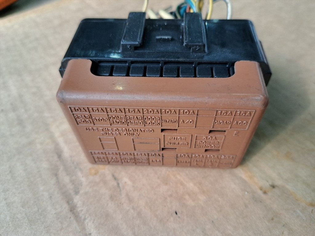 SUZUKI WAGON R PLUS EM Biztosítéktábla Utastér (38549) 2. kép