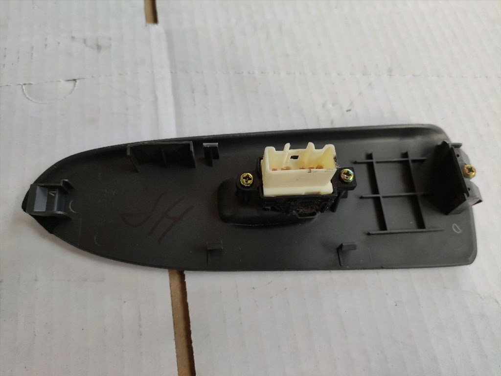 MAZDA 626 V Station Wagon GW Jobb hátsó Ablakemelő Kapcsoló (32555) GE4V684L1 2. kép