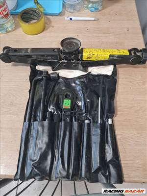 Mercedes Vito 639 gyári emelő és szerszámkészlet