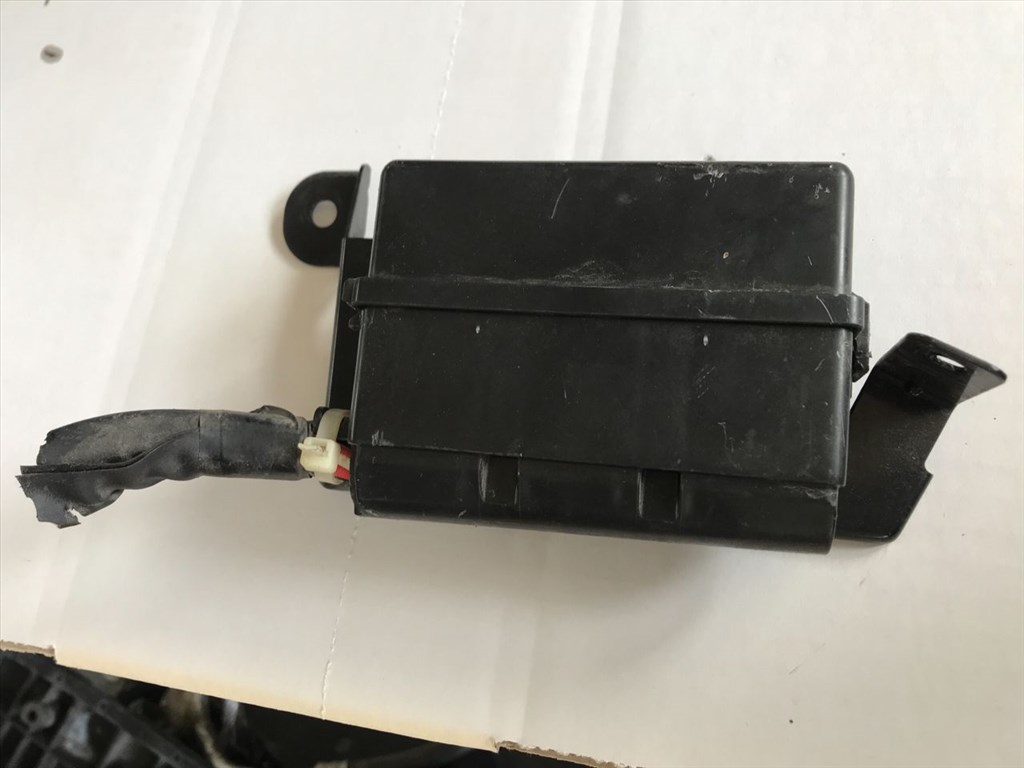 SUBARU IMPREZA Ferdehátú GR, GH, G3 Biztosítéktábla Motortér (14522) 2. kép