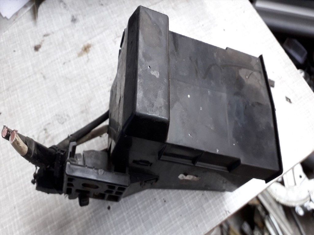 SUZUKI SWIFT III MZ, EZ Biztosítéktábla Motortér (12489) 1. kép