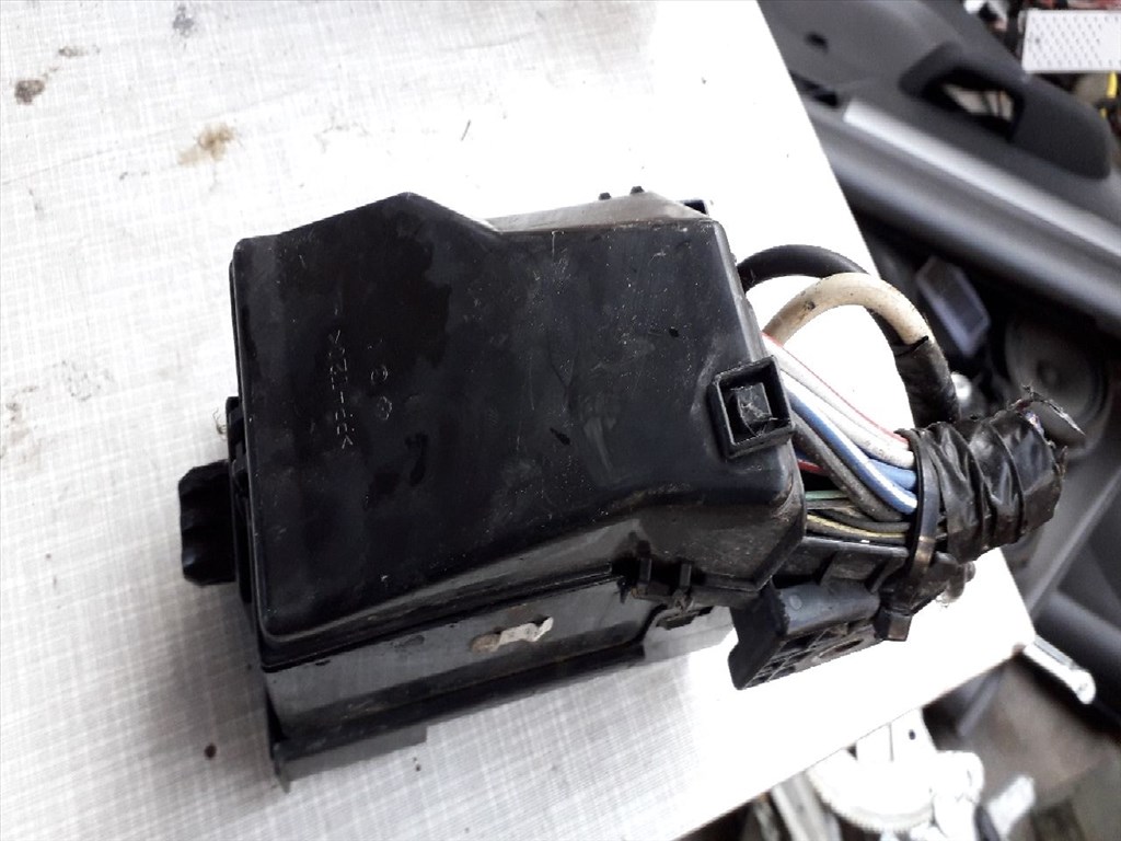 SUZUKI SWIFT III MZ, EZ Biztosítéktábla Motortér (12489) 2. kép