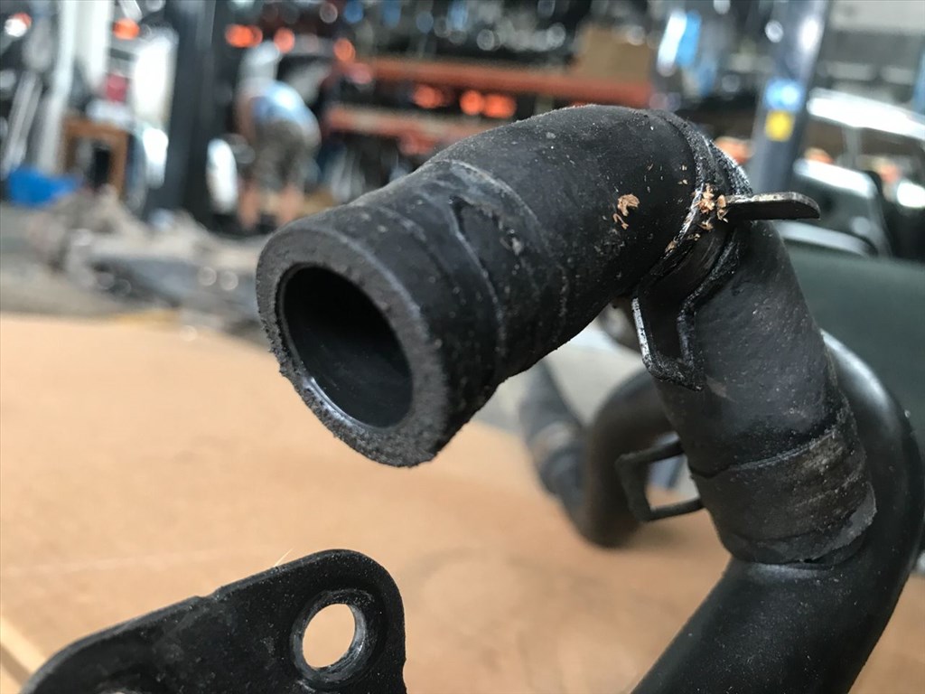 SUBARU IMPREZA Ferdehátú GR, GH, G3 Vízcső (29303) EE20Z 5. kép