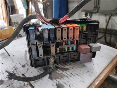 RENAULT ESPACE IV JK0/1_ Biztosítéktábla Motortér (33237) 8200623202