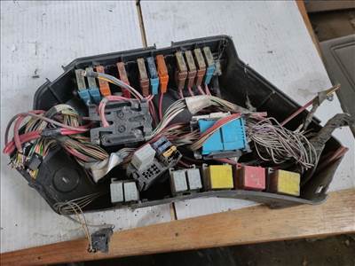 RENAULT ESPACE III JE0_ Biztosítéktábla Motortér (33813) 7700808102