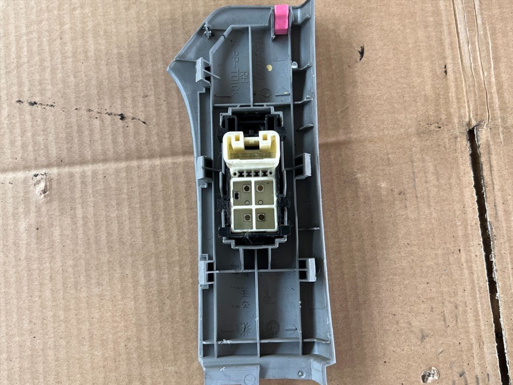 TOYOTA YARIS SCP9_, NSP9_, KSP9_, NCP9_, ZSP9_ Jobb első Ablakemelő Kapcsoló (29633) 829-2W70 2. kép