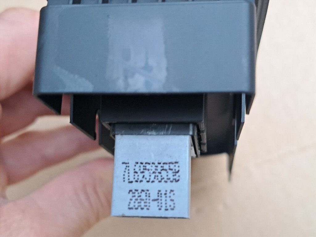 VW GOLF VI 5K1 Jobb első Ablakemelő Kapcsoló (36681) 7L6959855B, 5K0867256 4. kép