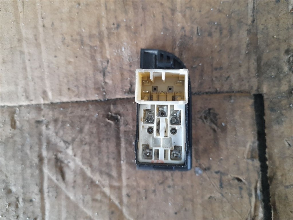 HYUNDAI TRAJET FO Jobb hátsó Ablakemelő Kapcsoló (45647) 2. kép