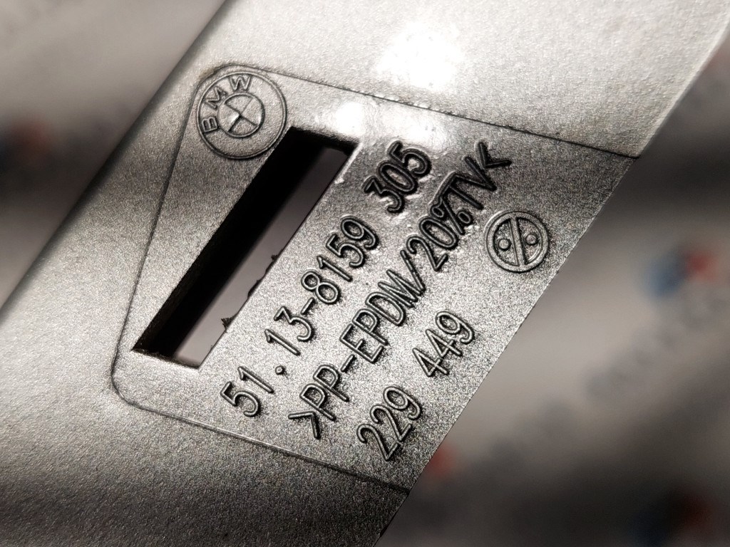 BMW E39 bal elsõ bajuszléc bajusz léc - sérült 2. kép