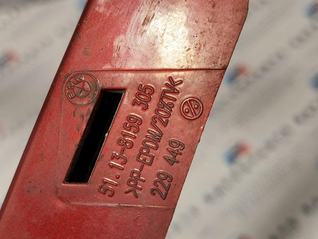 BMW E39 bal elsõ bajuszléc bajusz léc - sérült 2. kép