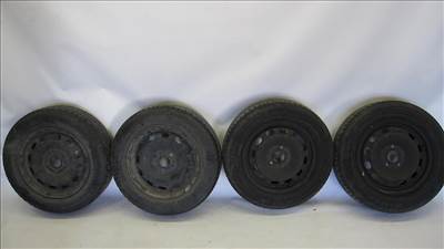 Ford Focus III MK3 Eladó gyári, 195/65R15 col lemezfelni nyári gumival