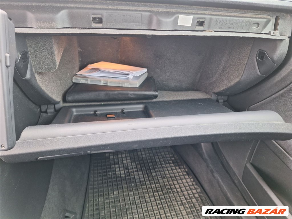 Audi A4 (B6/B7) Kesztyűtartó 1. kép