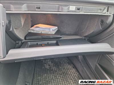 Audi A4 (B6/B7) Kesztyűtartó