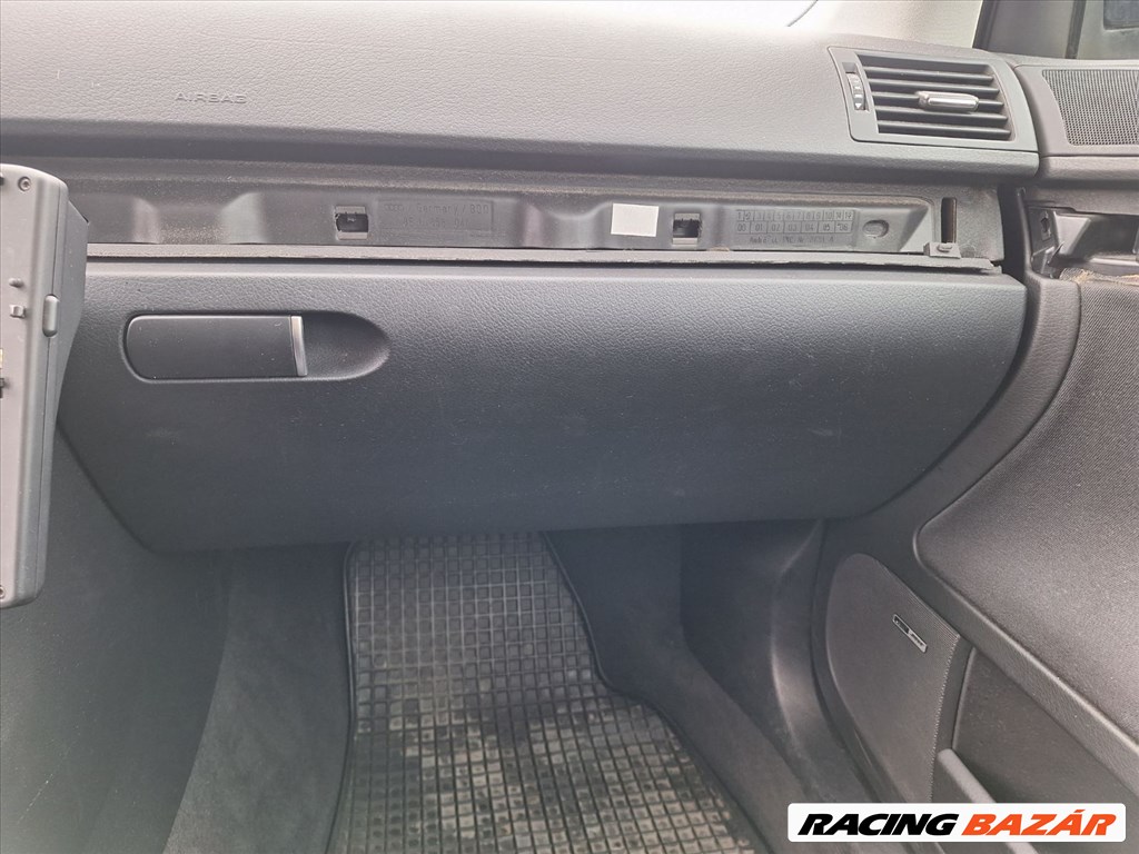 Audi A4 (B6/B7) Kesztyűtartó 2. kép