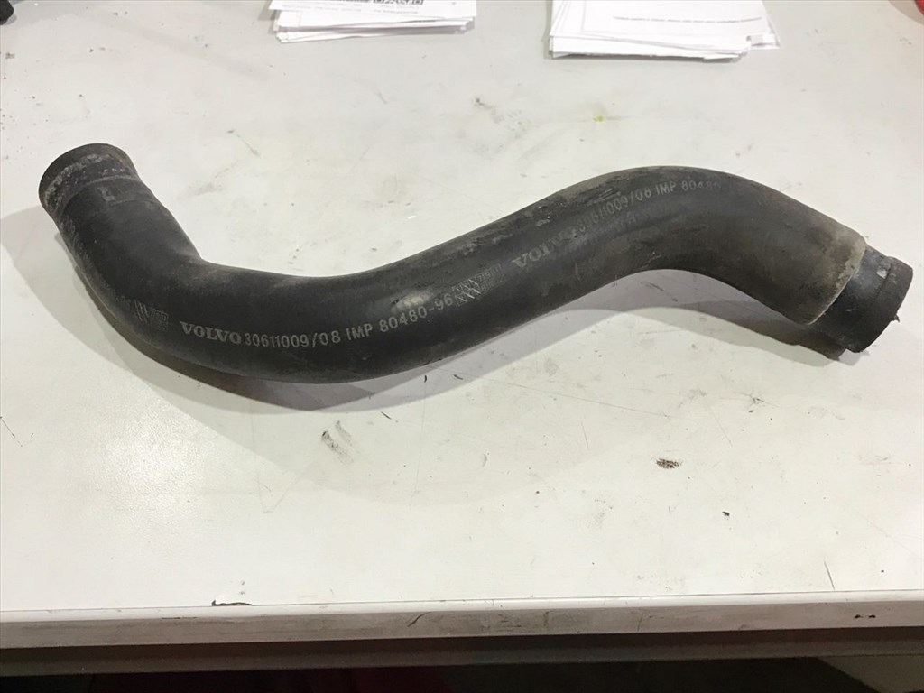 VOLVO V40 Kombi VW Vízcső (41777) 30611009, B4204S 1. kép