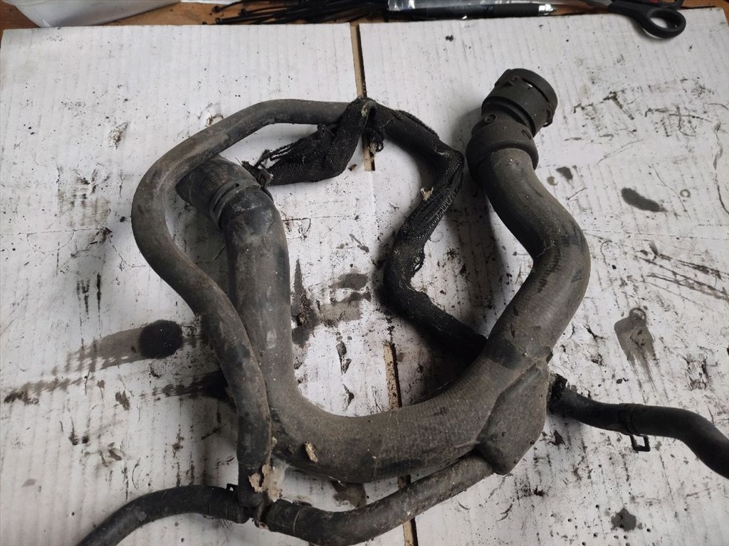 VW PASSAT Variant 3B6 Vízcső (33451) 4B0122101H 1. kép